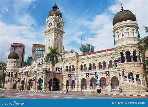 Dataran Merdeka: Quảng Trường Lịch Sử và Biểu Tượng Của Kuala Lumpur!